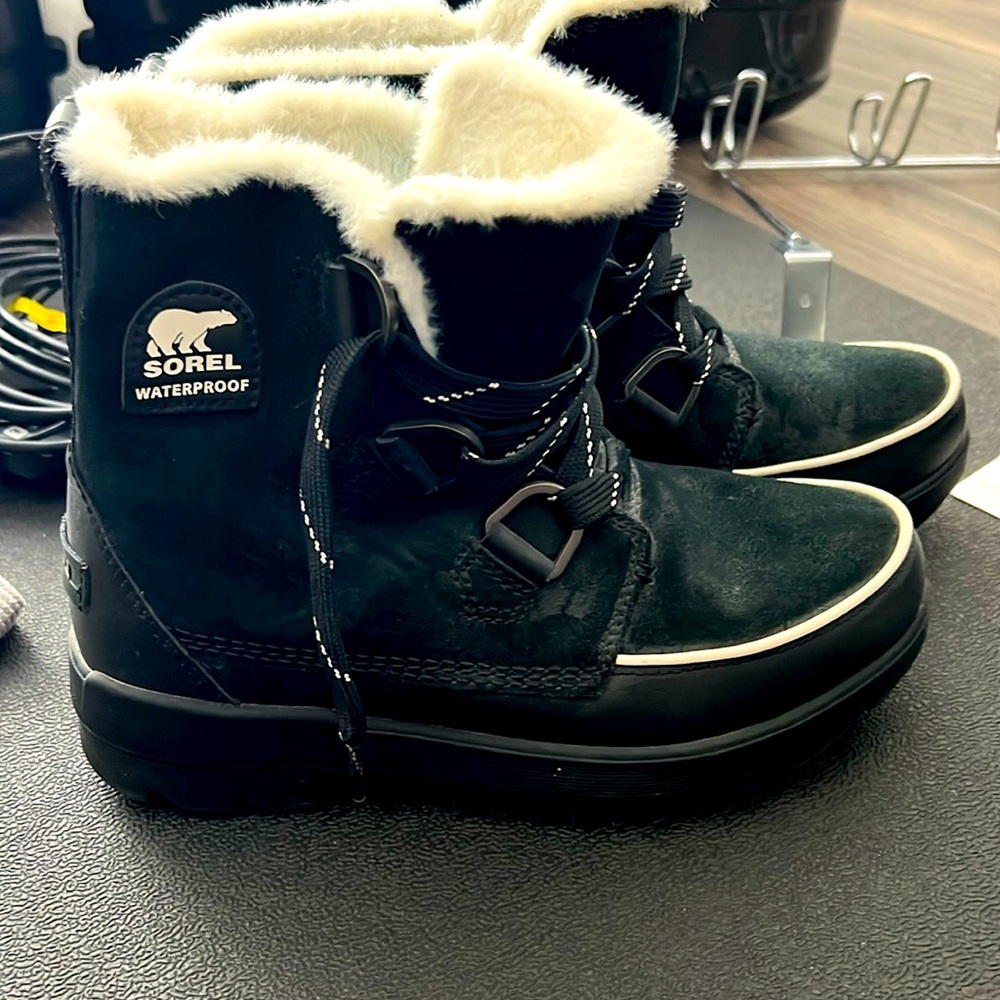 Like new black Sorel winter boots size 8
